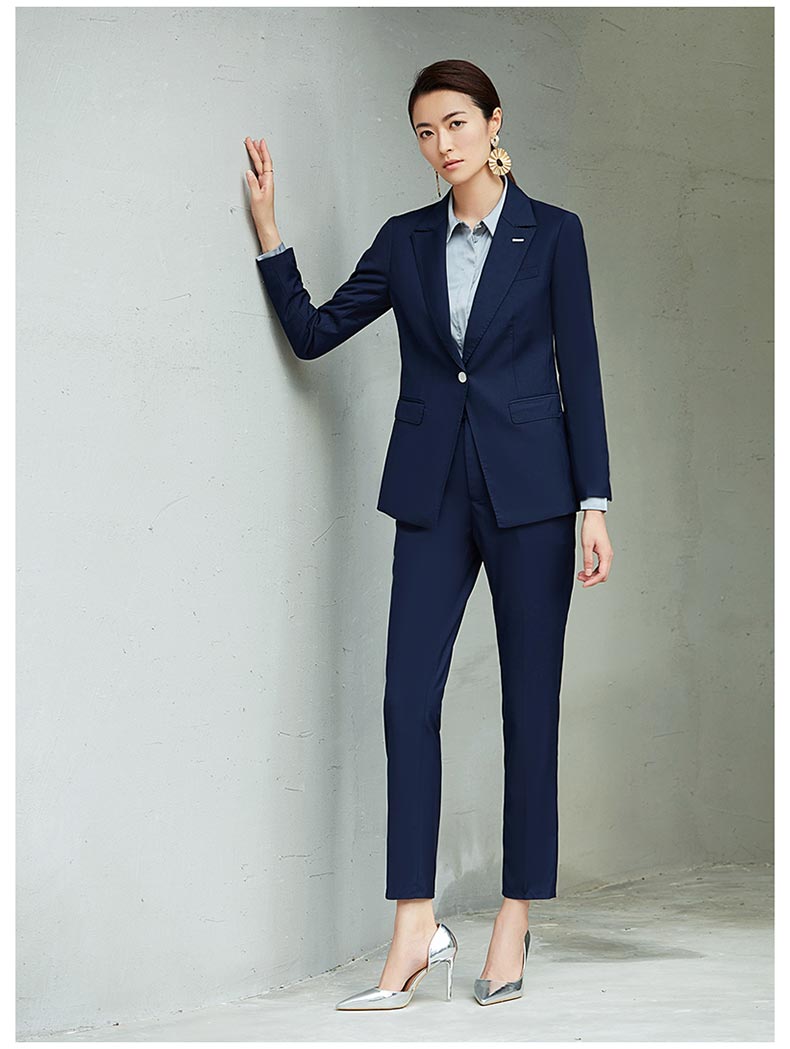 女款藍色單扣職業西裝定做款式圖模特展示2